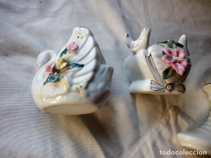 Artesanía: Lote de 3 figuras de porcelana con flores en relieve. - Foto 3 - 131747470
