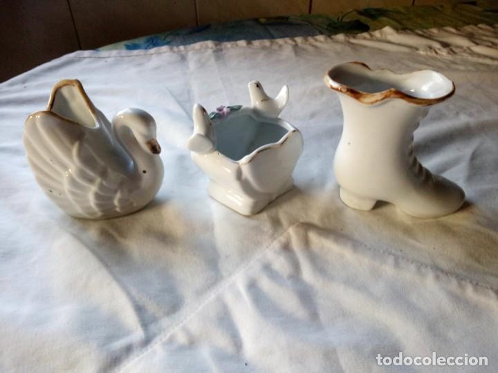 Artesanía: Lote de 3 figuras de porcelana con flores en relieve. - Foto 5 - 131747470