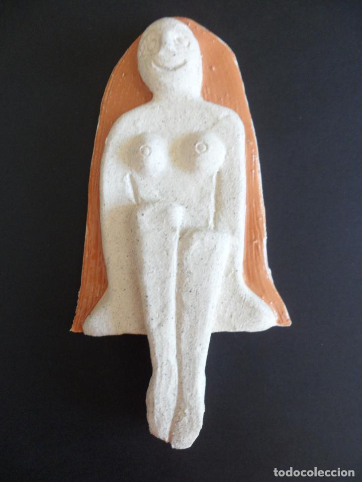 Artesan&iacute;a: Figura en gres de Mujer sentada - Foto 1