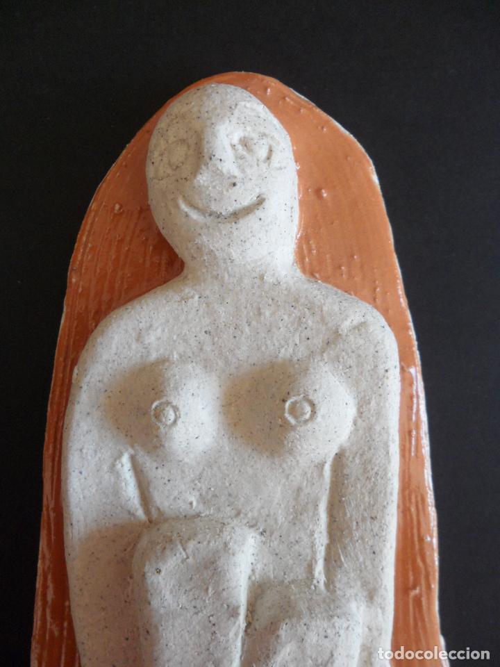 Artesan&iacute;a: Figura en gres de Mujer sentada - Foto 2