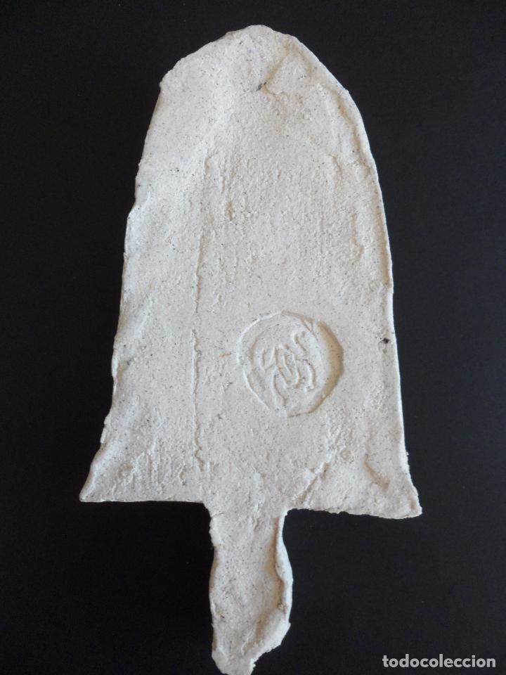 Artesan&iacute;a: Figura en gres de Mujer sentada - Foto 3