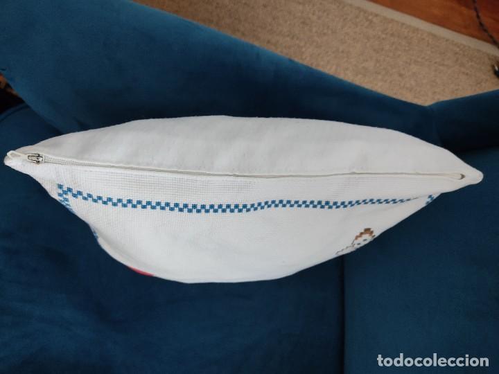 Artesan&iacute;a: Coj&iacute;n bordado - Foto 5