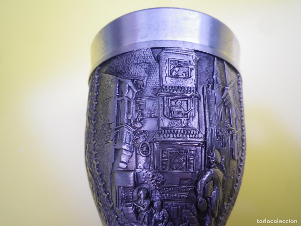 Artesan&iacute;a: Dos copas de peltre, muy decoradas - Foto 4