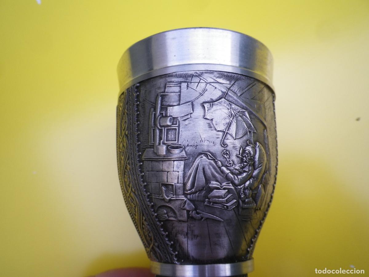 Artesan&iacute;a: Dos copas de peltre, muy decoradas - Foto 5