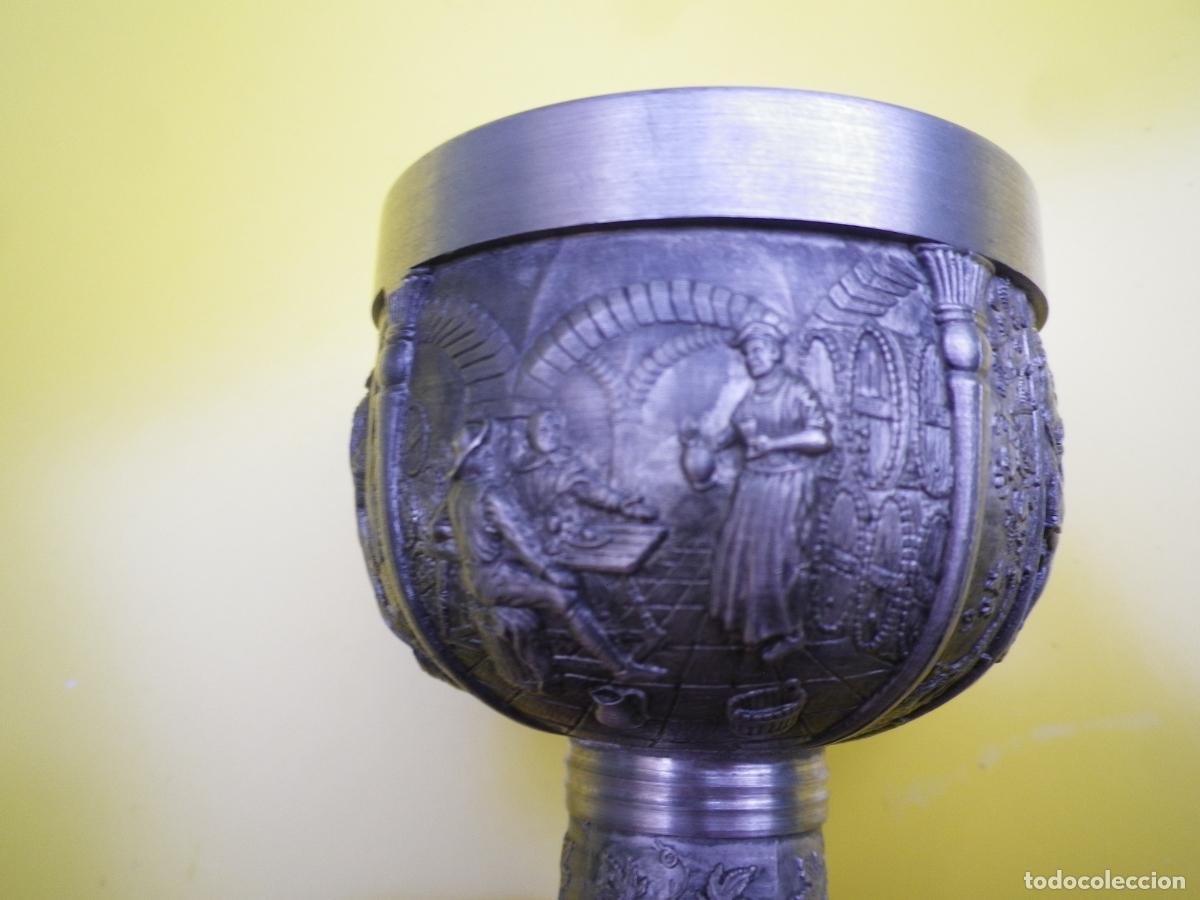Artesan&iacute;a: Dos copas de peltre, muy decoradas - Foto 6