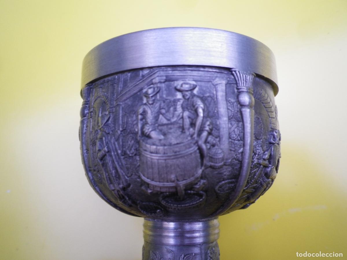 Artesan&iacute;a: Dos copas de peltre, muy decoradas - Foto 7