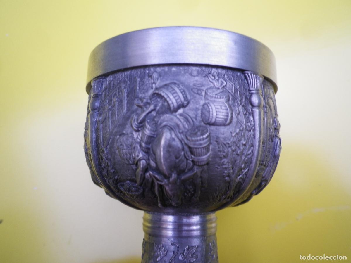 Artesan&iacute;a: Dos copas de peltre, muy decoradas - Foto 8