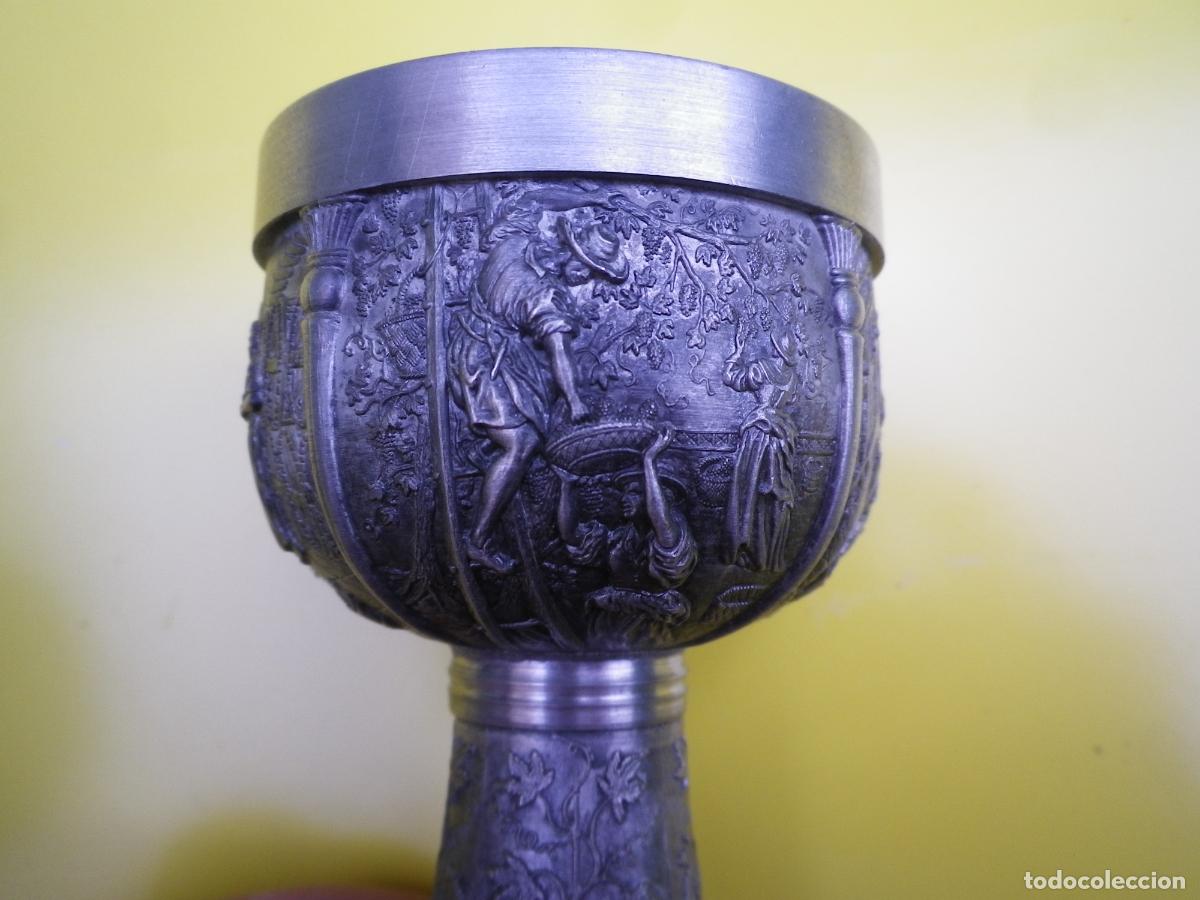 Artesan&iacute;a: Dos copas de peltre, muy decoradas - Foto 9