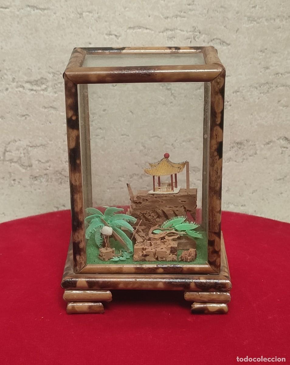Artesan&iacute;a: DIORAMA CHINO EN URNA DE CRISTAL Y BAMB&Uacute; - Foto 1