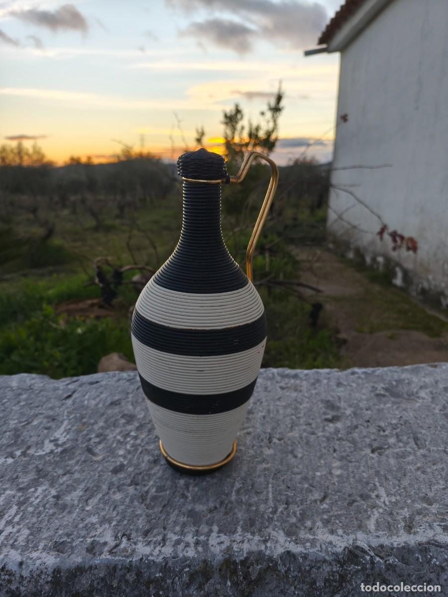 Artesan&iacute;a: Damajuana forrada en blanco y negro. - Foto 1