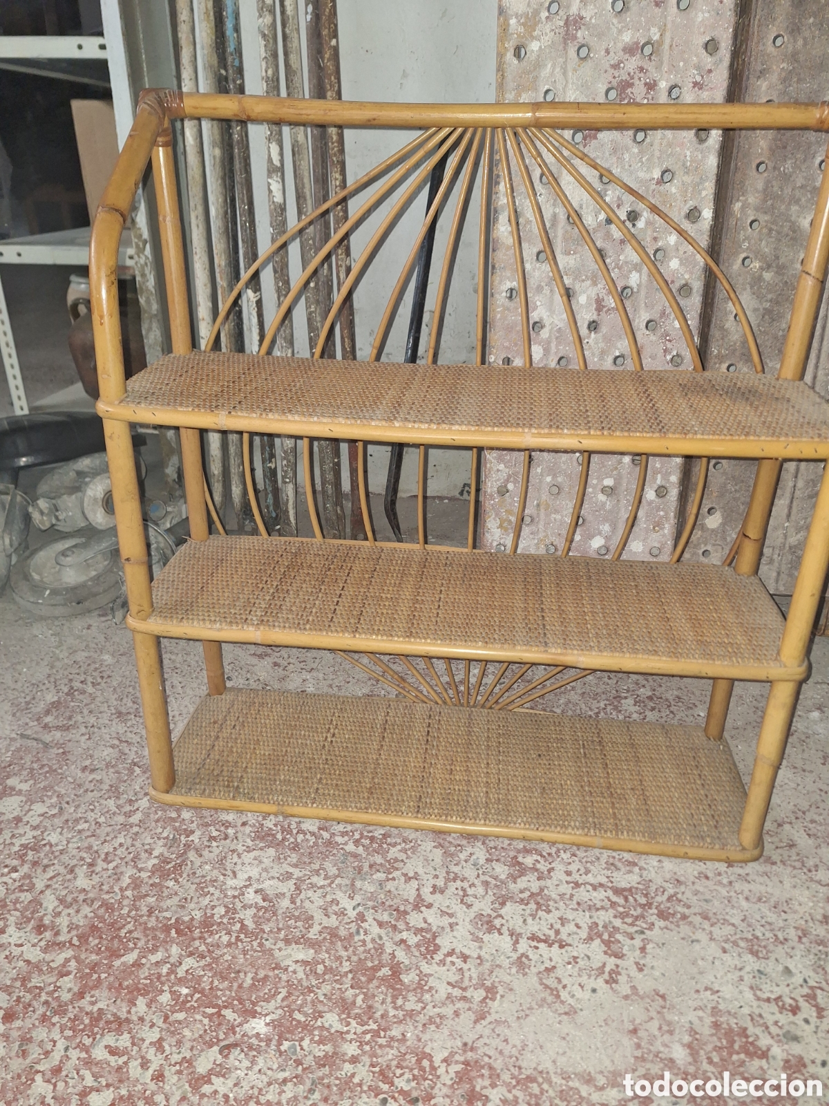 Artisanat: Estanteria de mimbre estanter&iacute;a