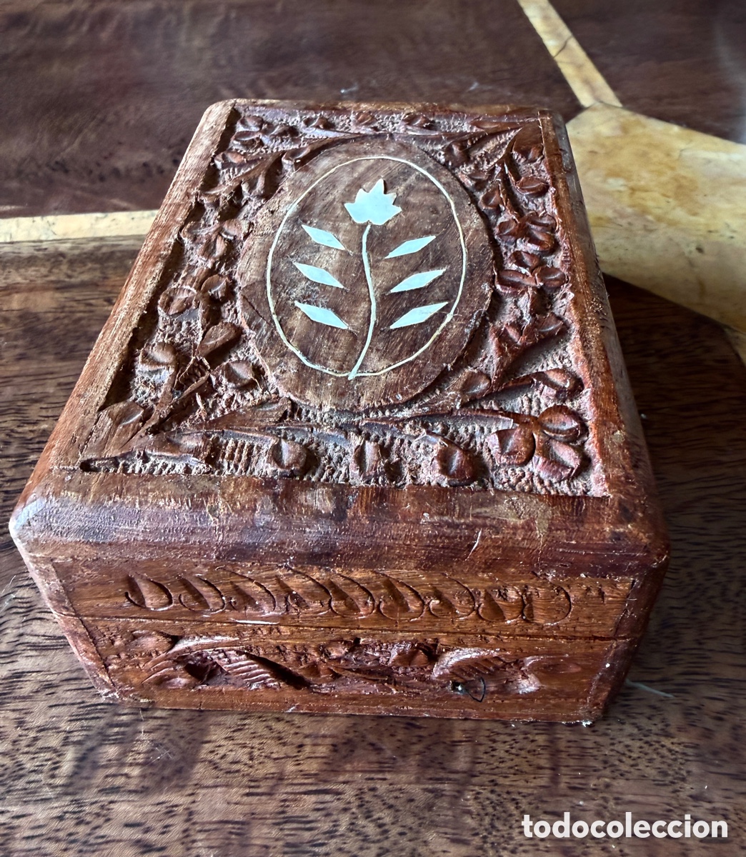 Artesan&iacute;a: Caja tallada de madera hecha a mano en India.