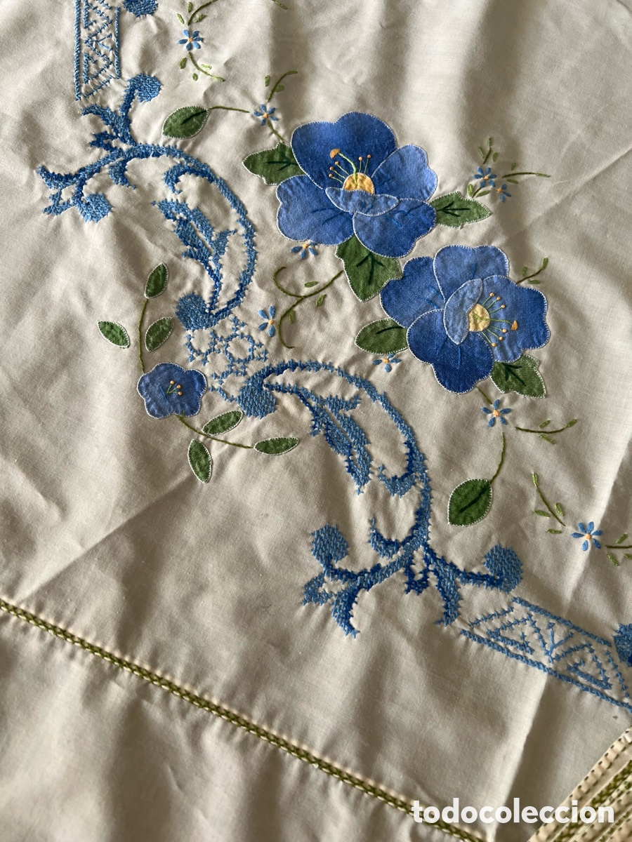 Artesan&iacute;a: Mantel bordado a punto de cruz y flores. 8 servilletas