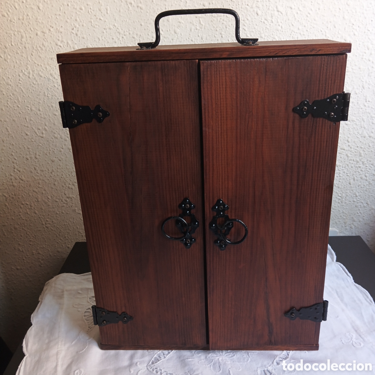 Artesan&iacute;a: Mueble Bodega en Pino Macizo &ndash; Restaurado a Mano con Acabado R&uacute;stico Natural