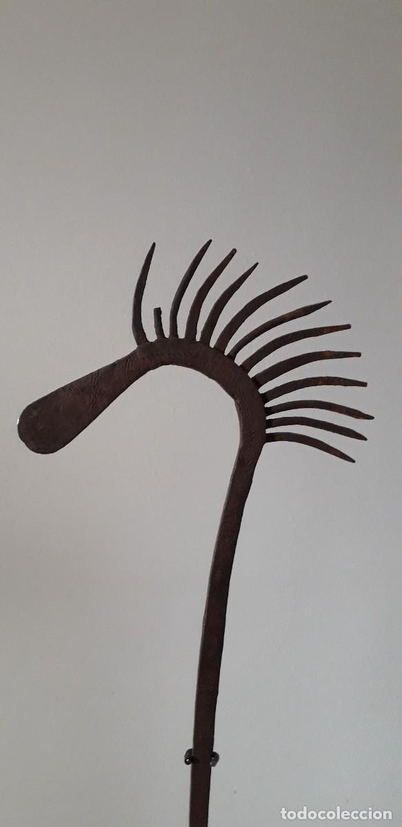 Artesan&iacute;a: Moneda tradicional africana, hierro negro