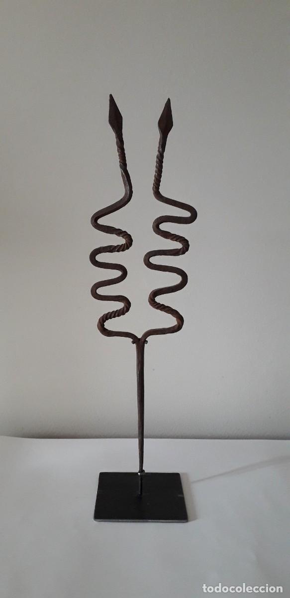 Artesan&iacute;a: Moneda tradicional africana, hierro negro