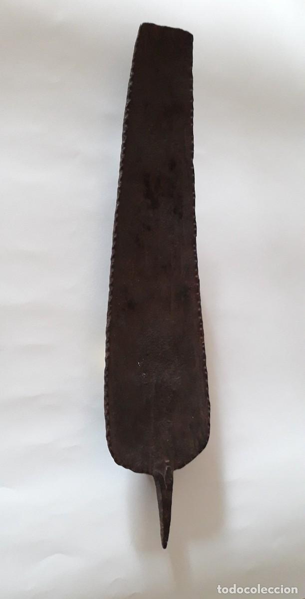 Artesan&iacute;a: Moneda tradicional africana, hierro negro