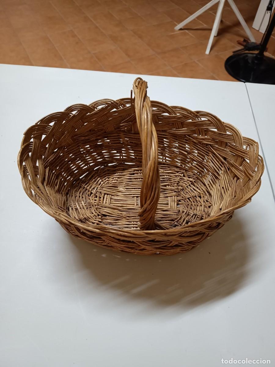 Artesan&iacute;a: Cesta de mimbre ovalada.