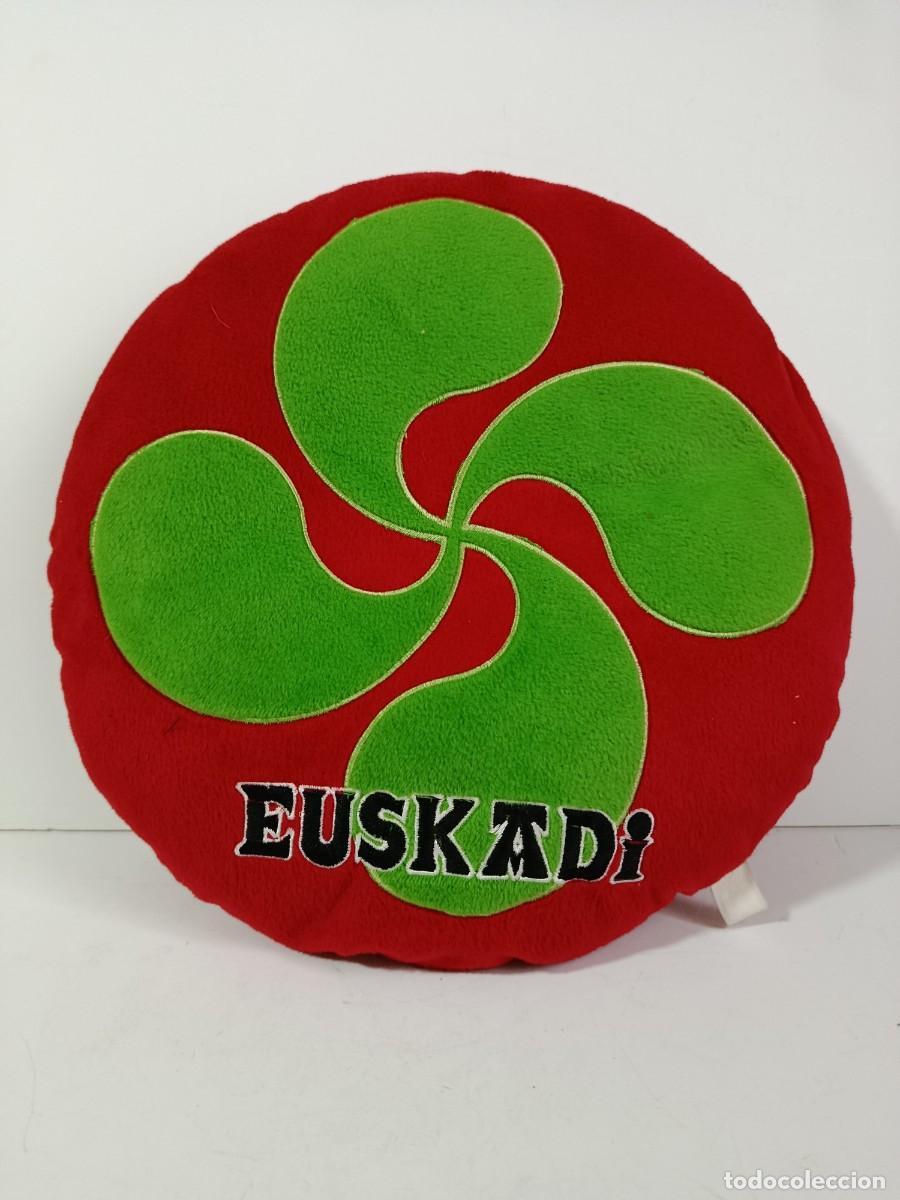 Artesan&iacute;a: COJIN BORDADO EUSKALERRIA Y LABURU