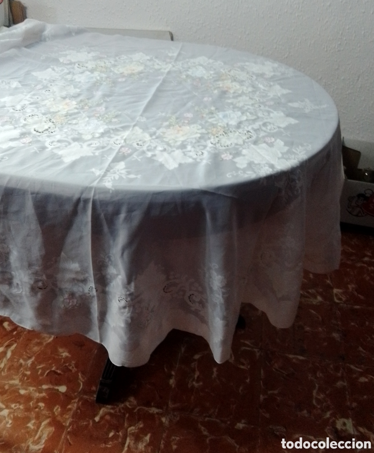 Artesan&iacute;a: Mantel redondo bordado
