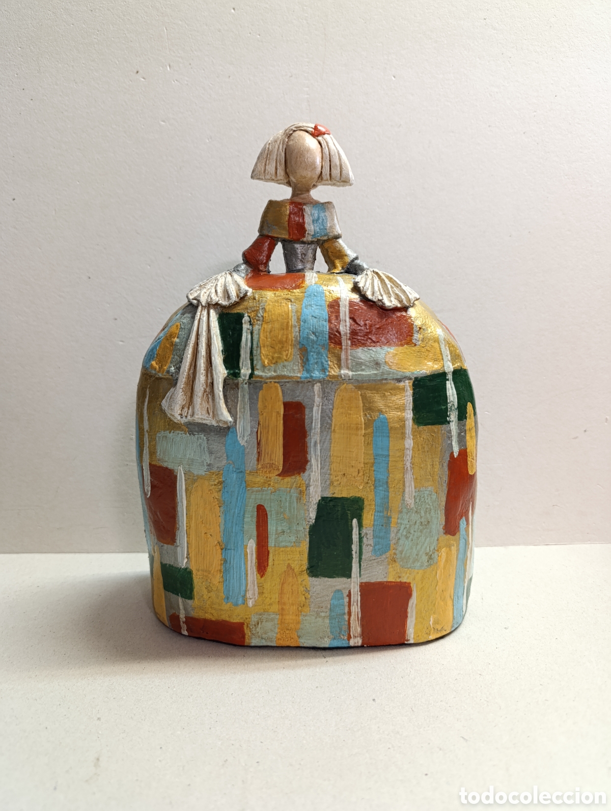 Artesan&iacute;a: FIGURA DE MENINA EN PAPEL MACHE Y PASTA DE PAPEL. PINTADA A MANO. 25 CM.
