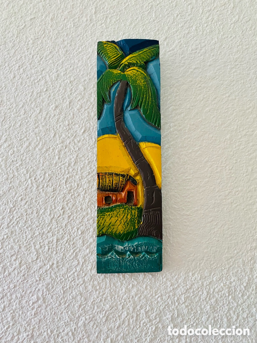 Artesan&iacute;a: Antigua Talla en Madera Policromada. Relieve Paisaje Tropical con Palmera. 26x7 cm.