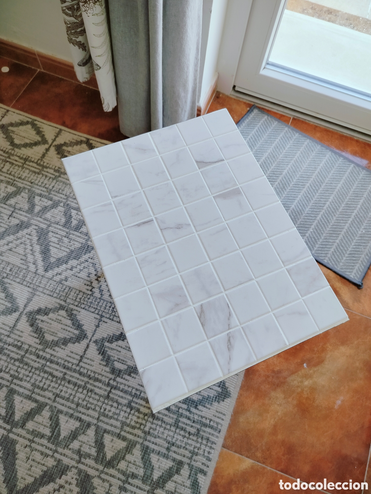 Artesan&iacute;a: Mesa auxiliar Ikea customizada azulejos efecto m&aacute;rmol
