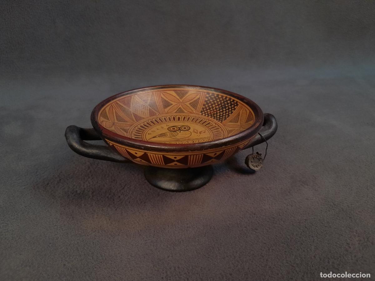 Artesan&iacute;a: KYLIX PEQUE&Ntilde;O DE TERRACOTA POLICROMADA.REPLICA DE ESTILO GEOM&Eacute;TRICO GRIEGO.MEDIADOS DEL S.XX.