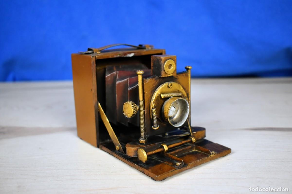 Artesan&iacute;a: Replica de camara antigua de fotos en metal