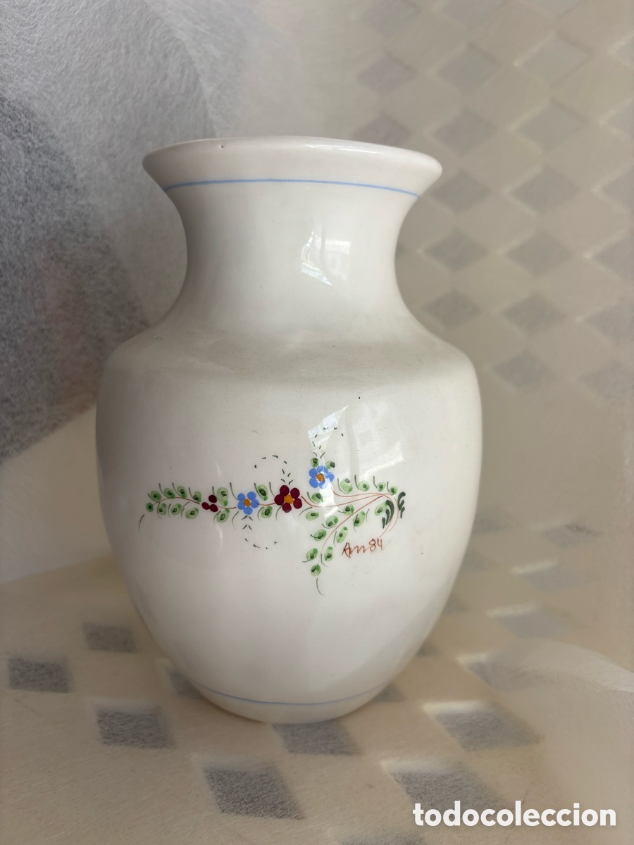 Artesan&iacute;a: Jarr&oacute;n y florero pintados a mano en 1985 . Ceramica de Manises