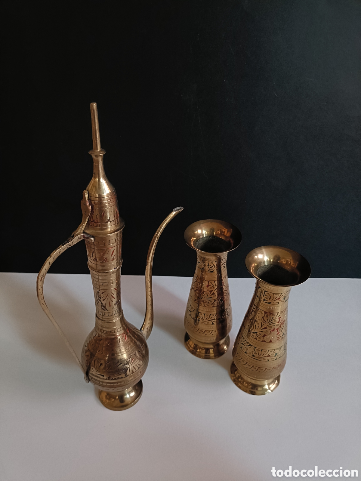Artesan&iacute;a: Cafetera Dallah y dos jarrones de lat&oacute;n Grabado - Foto 2