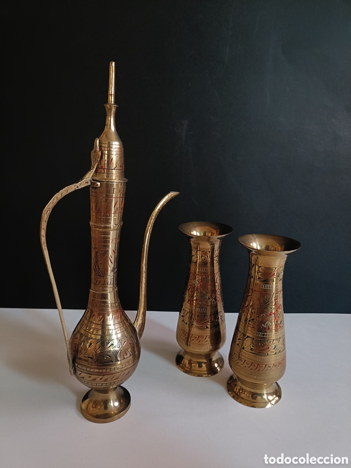 Artesan&iacute;a: Cafetera Dallah y dos jarrones de lat&oacute;n Grabado