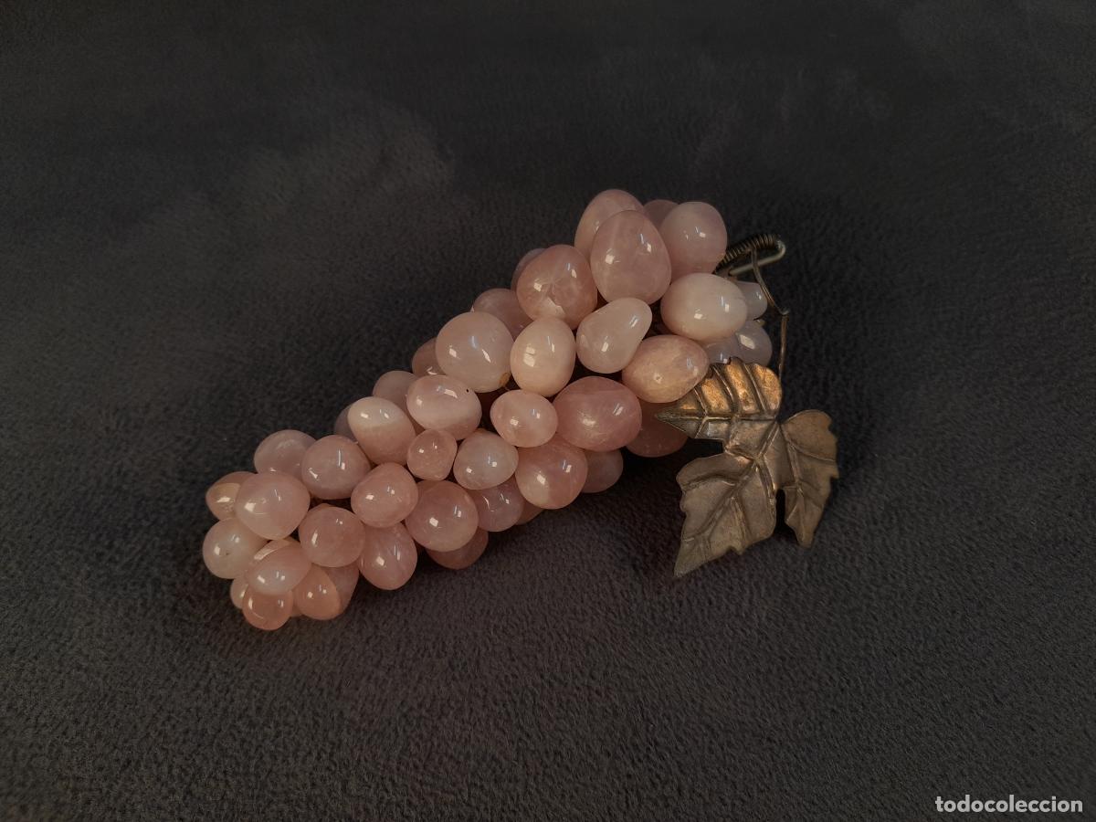 Kunsthandwerk: RACIMO DE UVAS DECORATIVO REALIZADO EN CUARZO ROSA CON HOJA DE METAL. MEDIADOS S. XX.