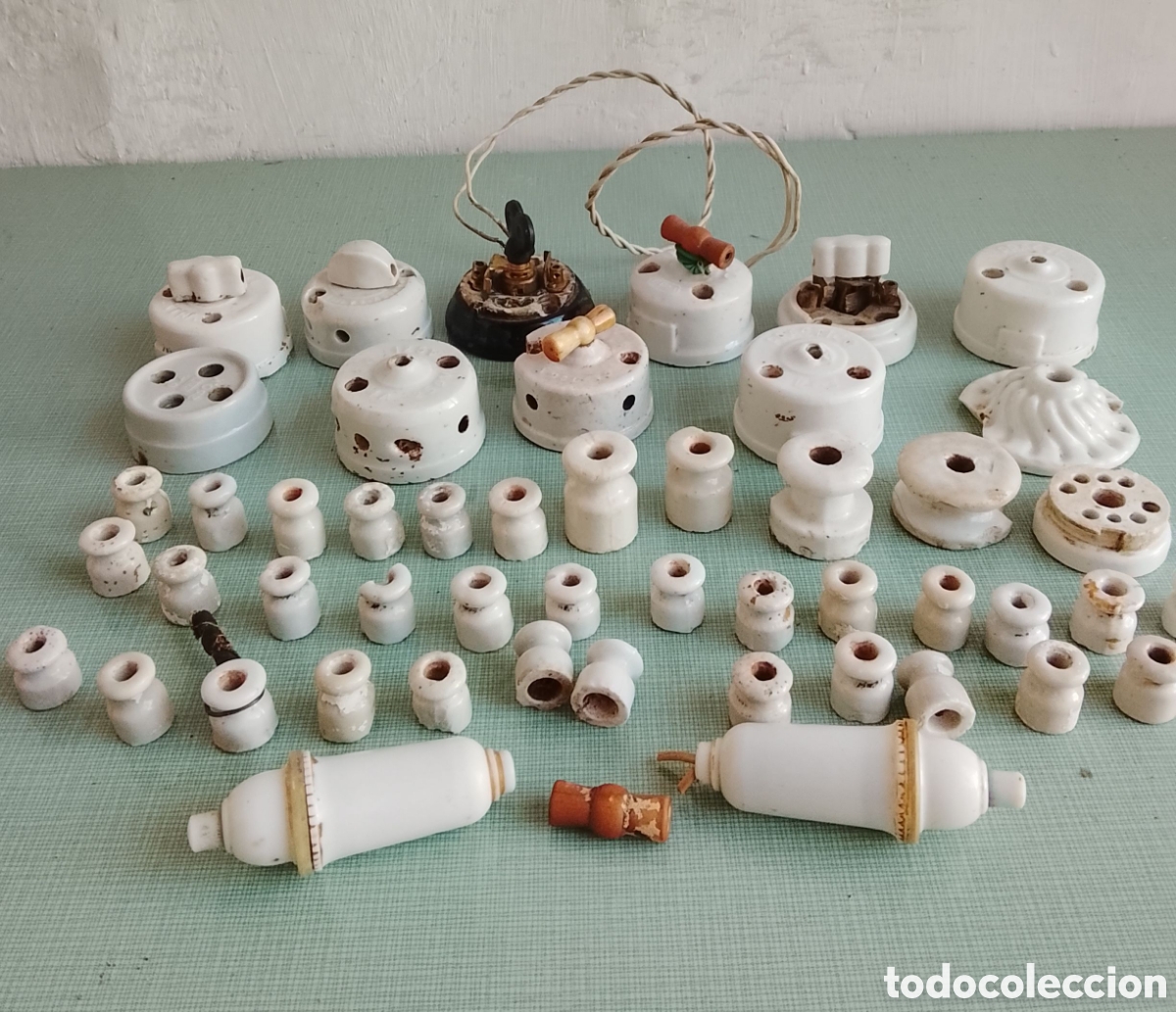 Handicraft: Gran lote de interruptores, enchufes y aisladores de distintos tama&ntilde;os muy antiguos de porcelana.