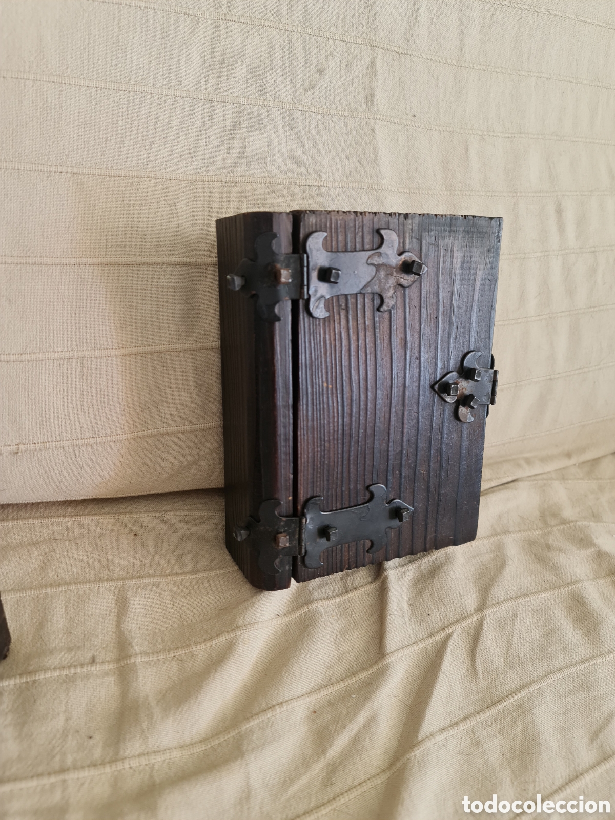 Artesan&iacute;a: Caja-Libro Antigua de Madera y Hierro Forjado