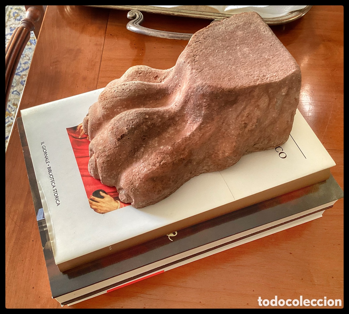 Artesan&iacute;a: Pisapapeles en terracota, con forma de &ldquo;ZAMPA DE LEONE(Garra de Le&oacute;n) &ldquo;.