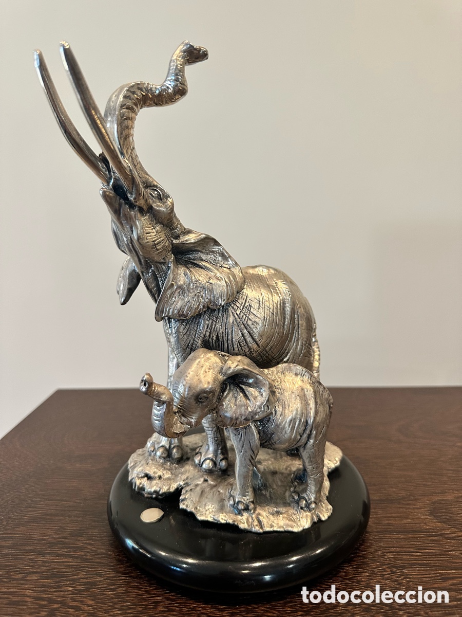 Artesan&iacute;a: Gran Escultura Elefantes de la Firma Italiana BRUNEL. Plata Laminada 999&permil;. 27 cm Altura.