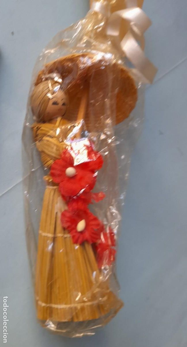 Artesan&iacute;a: Mu&ntilde;eca de Paja Artesanal con sombrilla. Medida 12 cm altura