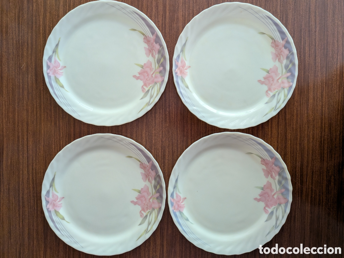 Artesan&iacute;a: Cuatro platos llanos con dise&ntilde;o floral