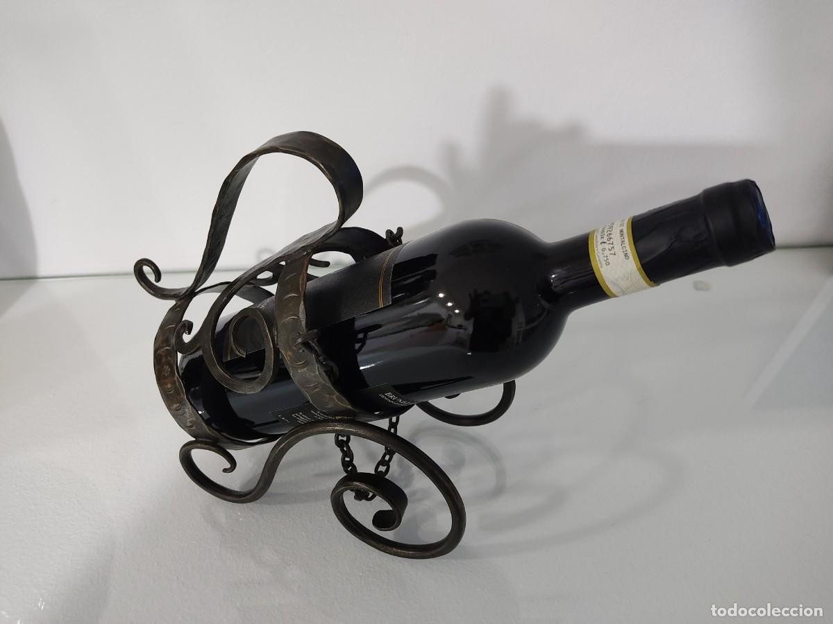 Artesan&iacute;a: Botellero de hierro forjado en negro para una botella.
