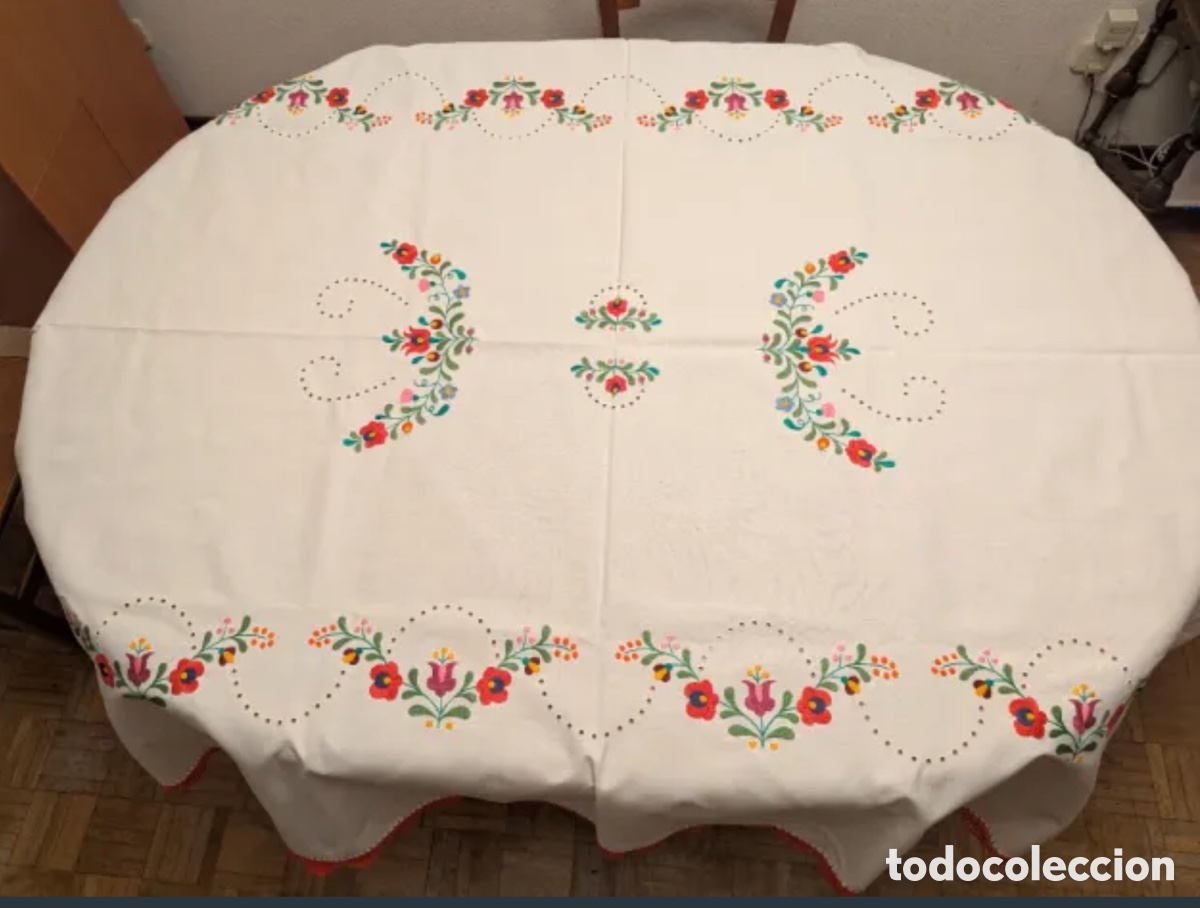 Artesan&iacute;a: Manteler&iacute;a con bordado tradicional h&uacute;ngaro. Flores multicolor.240 x 142