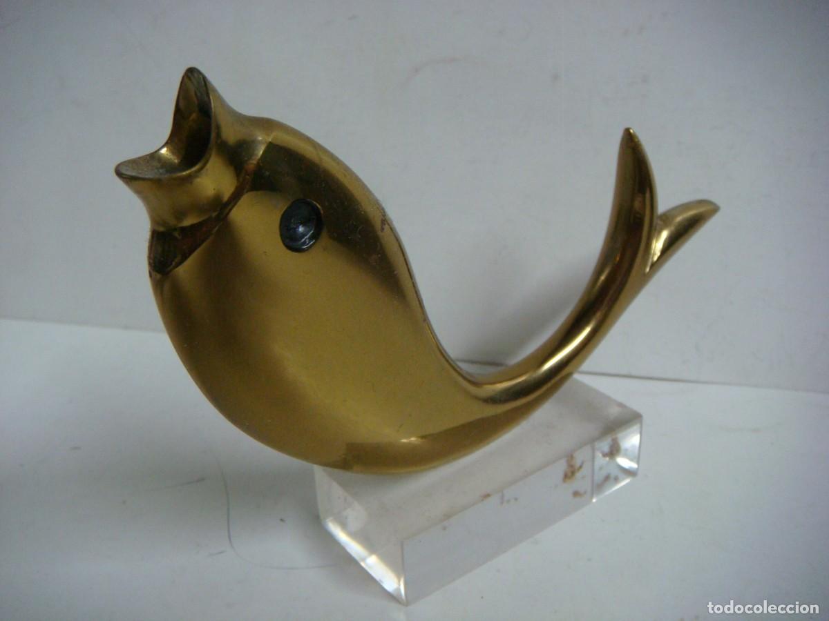 Artesan&iacute;a: FIGURA DE UN PEZ EN LATON CON LA BASE EN METACRILATO-(&)