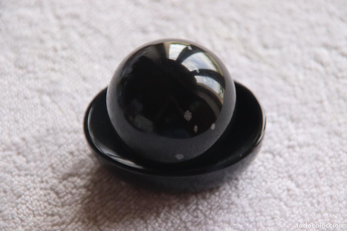 Artesan&iacute;a: Esfera decorativa de &oacute;nix negro pulido con peana original