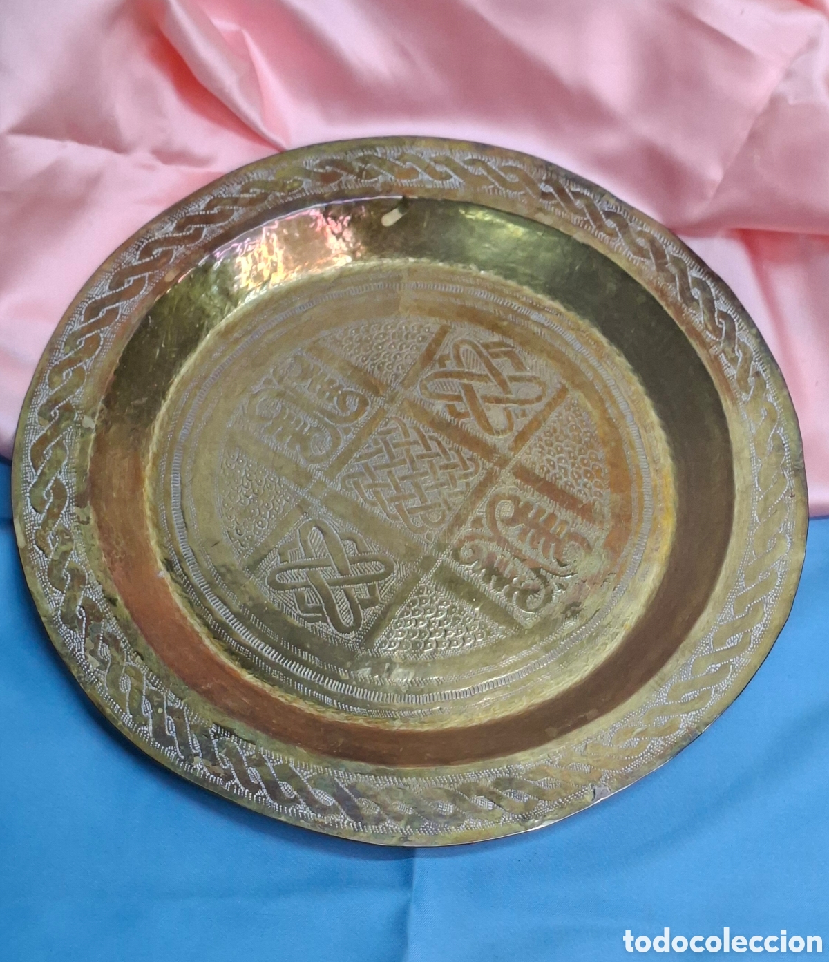 Artesan&iacute;a: Bandeja redonda de lat&oacute;n Siglo XX