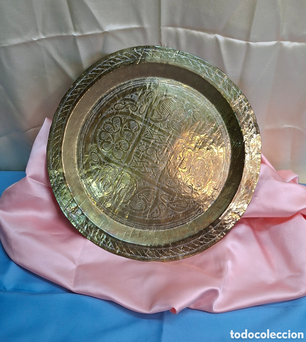 Artesan&iacute;a: Bandeja de lat&oacute;n Siglo XX