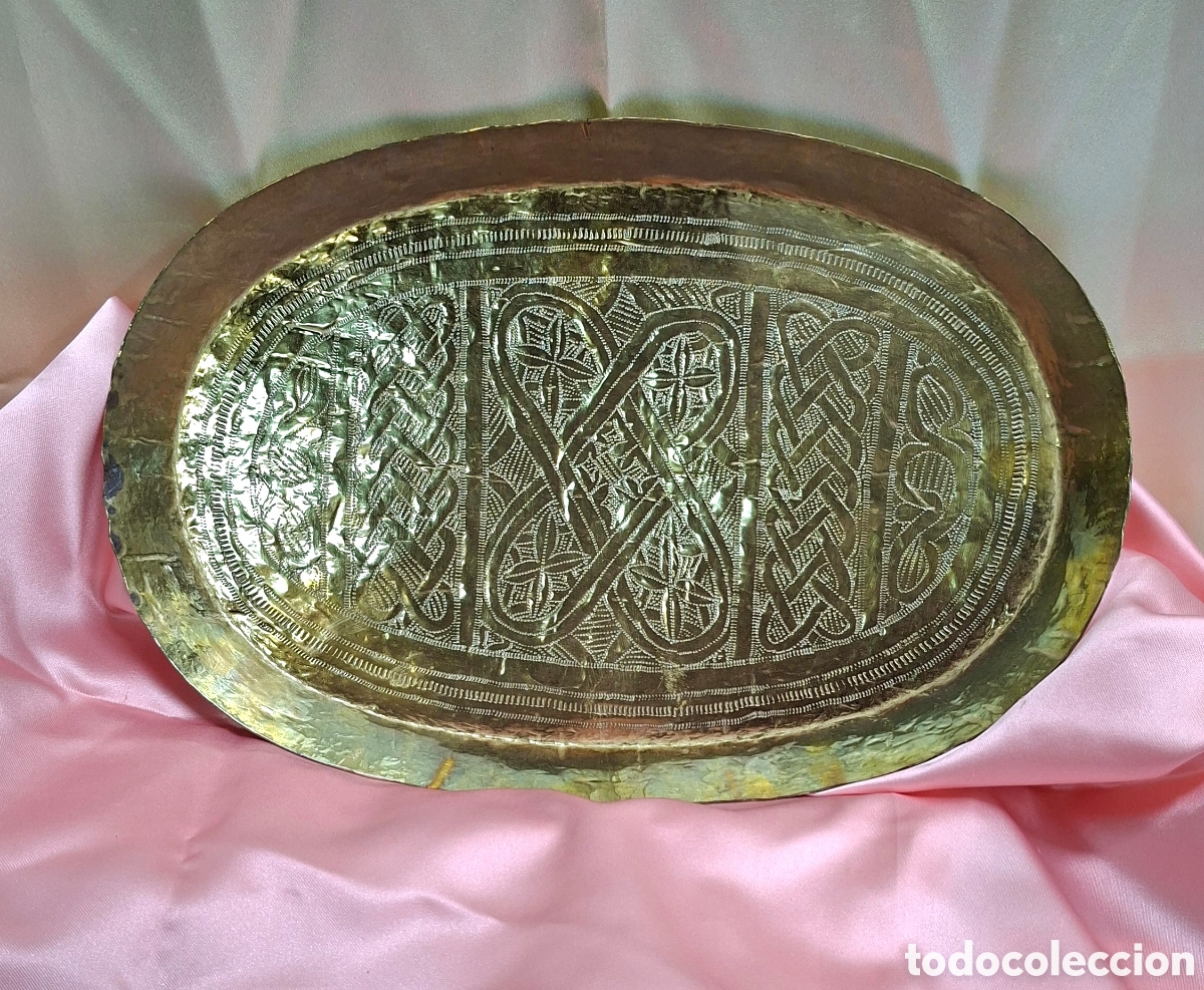 Artesan&iacute;a: Bandeja ovalada de lat&oacute;n con un dise&ntilde;o grabado.