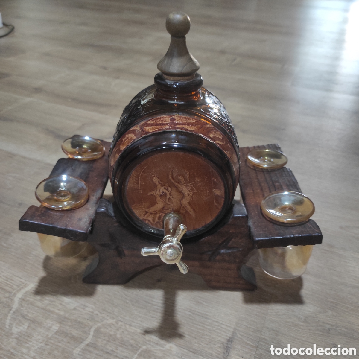 Artesan&iacute;a: Barril decorativo de cristal y cuero con 4 copas y soporte de madera