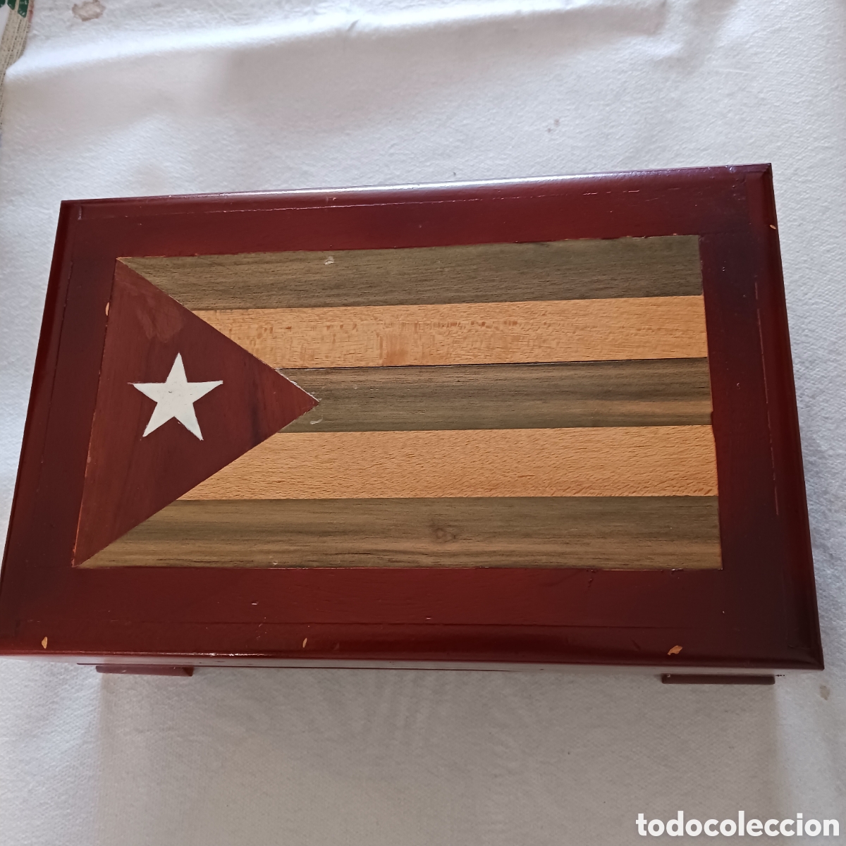 Artesan&iacute;a: Caja de puros con bandera cubana en diferentes maderas nobles.