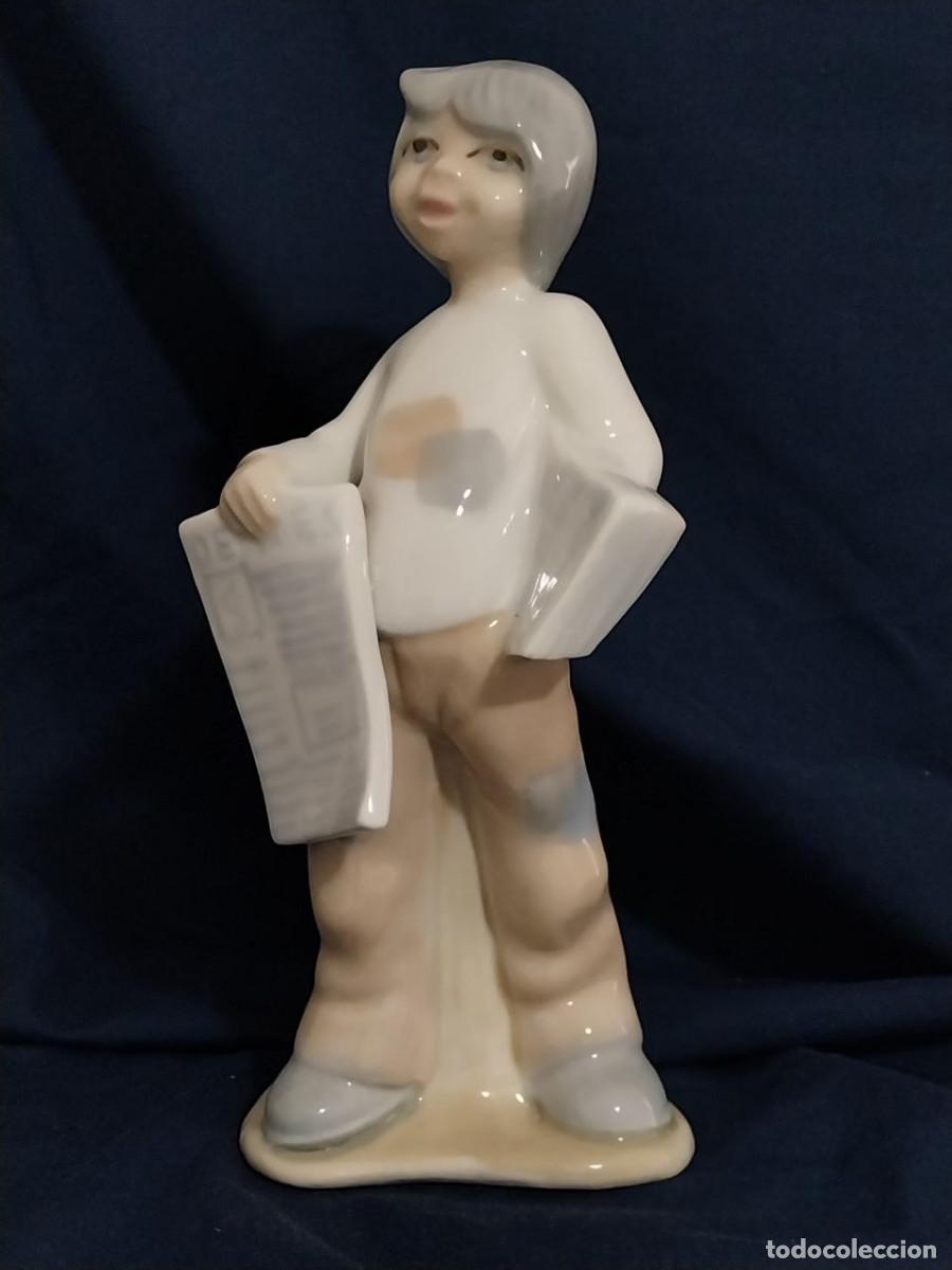 Artesan&iacute;a: Figura de porcelana Tengra - Ni&ntilde;o repartidor de peri&oacute;dicos (Vintage)