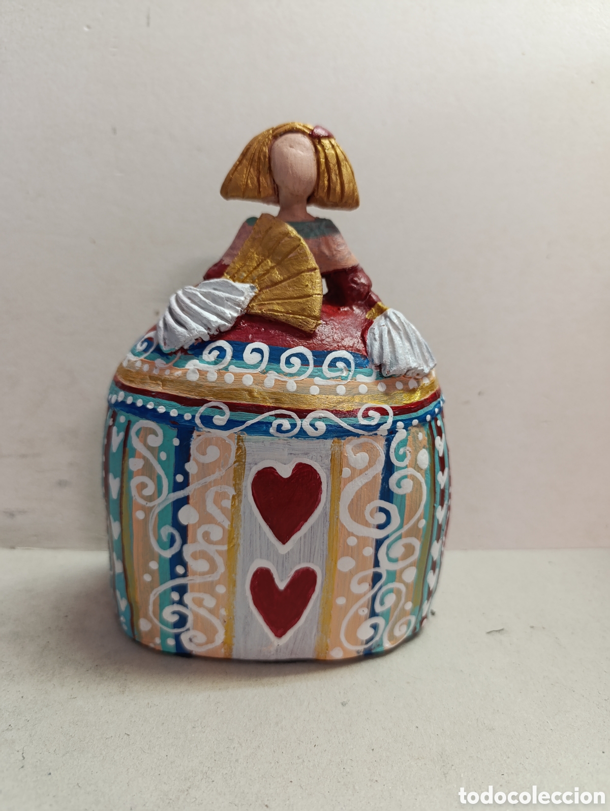 Artesan&iacute;a: MENINA REALIZADA EN PAPEL MACHE Y PASTA DE PAPEL. PINTADA A MANO.